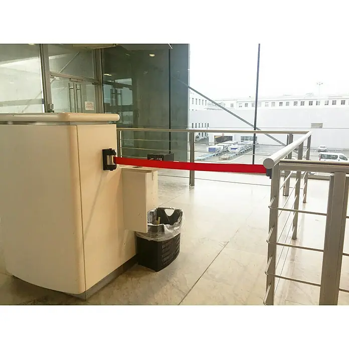 Barrera de seguridad mural - Correa de 2,1 m - Cinturón de seguridad rojo en una cola en el aeropuerto, utilizado para guiar a los pasajeros y organizar el acceso.