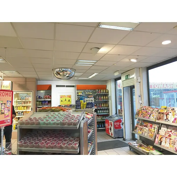 Espejo de seguridad MS360 - Diámetro: 650 mm, Visión de 360° - Una tienda bien surtida con dulces en vasos, revistas, bebidas y una nevera de helados de la marca Ola.