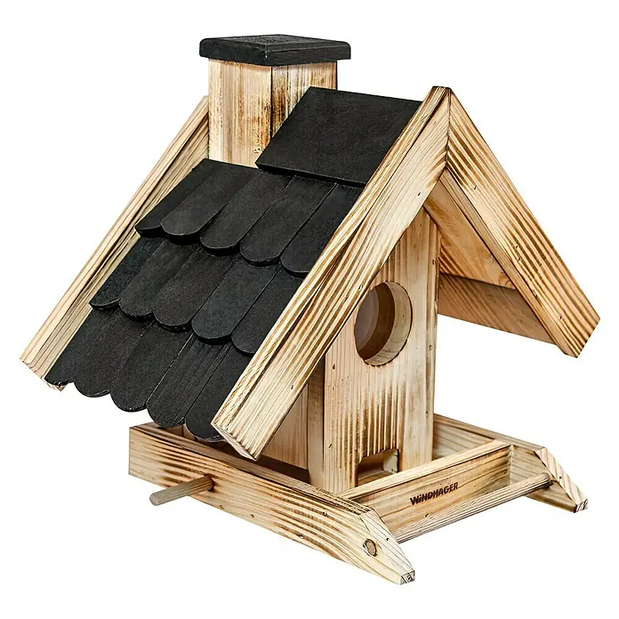 Windhager Vogelfutterhaus - L x B x H: 21 x 30 x 25 cm, Natur/Schwarz, Geflammt, Holz - Nahaufnahme eines Holz Vogelhauses mit schwarzem Dach und kleinem Schornstein vor einem dunklen Hintergrund.