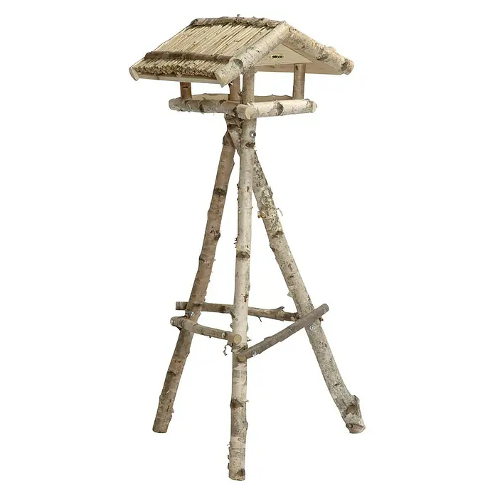 Dobar Vogelhaus - 46 x 48 x 128 cm, Holz, Natur/Weiß - Ein freistehendes Vogelhaus aus Birkenholz mit einem Strohdach. Es steht auf drei Beinen und bietet einen erhöhten Futterplatz für Vögel.