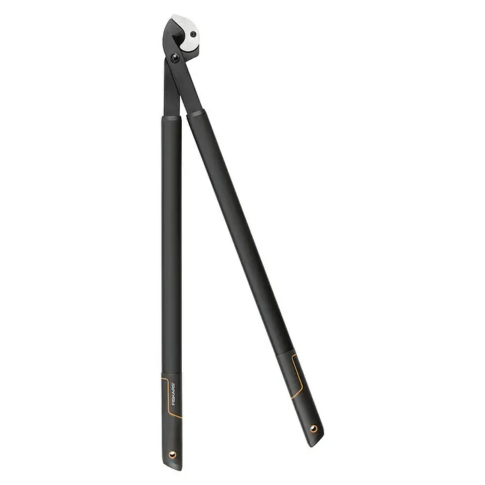 Fiskars SingleStep Hand-Astschere L39 - Länge: 80 cm, Max. Aststärke: 40 mm, Aluminium, Schwarz/Orange - Astschere mit langem Griff und gebogener Klinge für Äste. Die Griffe sind schwarz mit orangen Akzenten und der Name Fiskars ist darauf zu sehen.