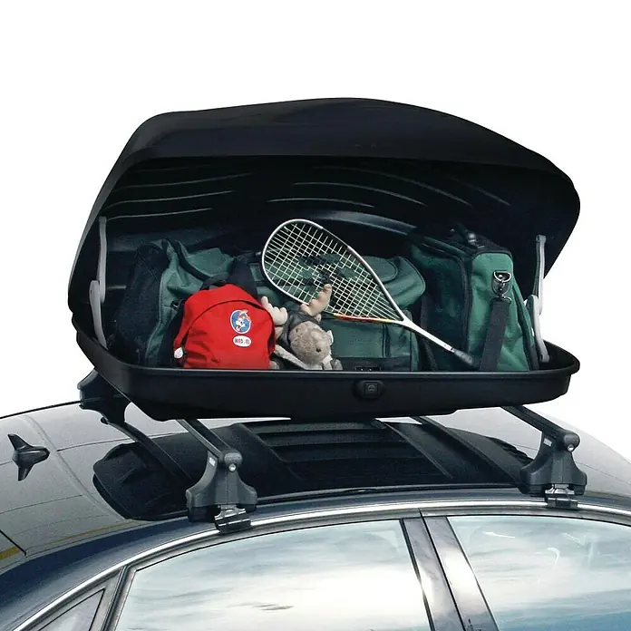 Cartrend Dachbox Reef 270 - L x B x H: 118 x 76 x 39 cm, 220 l, 50 kg, Schwarz - Dachbox auf einem Autodach mit Gepäck, darunter Sporttaschen, Rucksack, Plüschtier und Squashschläger für zusätzlichen Stauraum.