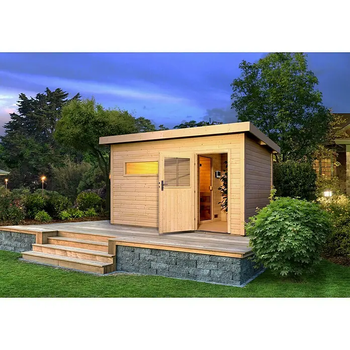 Karibu Saunahaus Suva 3 - Mit 9 kW Ofen mit externer Steuerung, Natur, L x B x H: 391 x 231 x 239 cm - Ein modernes Holzgartenhaus mit offener Tür, erhöhter Terrasse und Treppe. Die Holzkonstruktion fügt sich nahtlos in die grüne Umgebung ein.