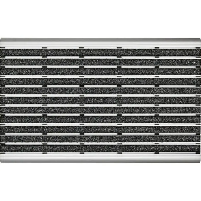 Fußmatte Excellent - Anthrazit, 50 x 80 cm, Aluminium - Diese Abbildung zeigt eine Schmutzfangmatte mit einem Muster aus grauen Streifen und silbernen Metallstäben, die für Sauberkeit und Stil im Eingangsbereich sorgt.
