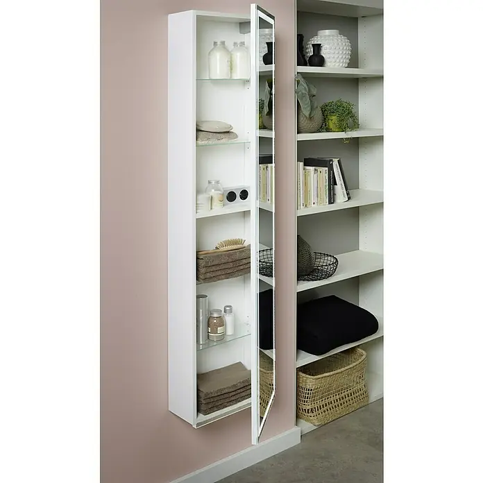 Riva Spiegel-Hochschrank Alex - 36 x 16,5 x 155 cm, Mit Beleuchtung, Weiß - Weißer Badezimmerschrank mit Spiegeltür und Glasböden, gefüllt mit Badutensilien, neben einem größeren weißen Schrank.
