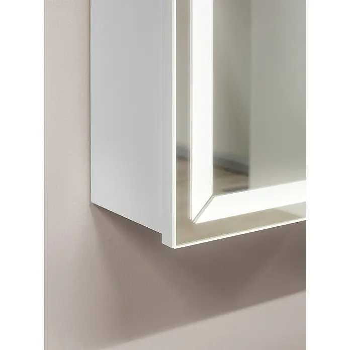 Riva Spiegel-Hochschrank Alex - 36 x 16,5 x 155 cm, Mit Beleuchtung, Weiß - Nahaufnahme eines weißen Spiegelschranks mit minimalistischem Design an einer Wand, der Funktionalität und modernes Aussehen vereint.