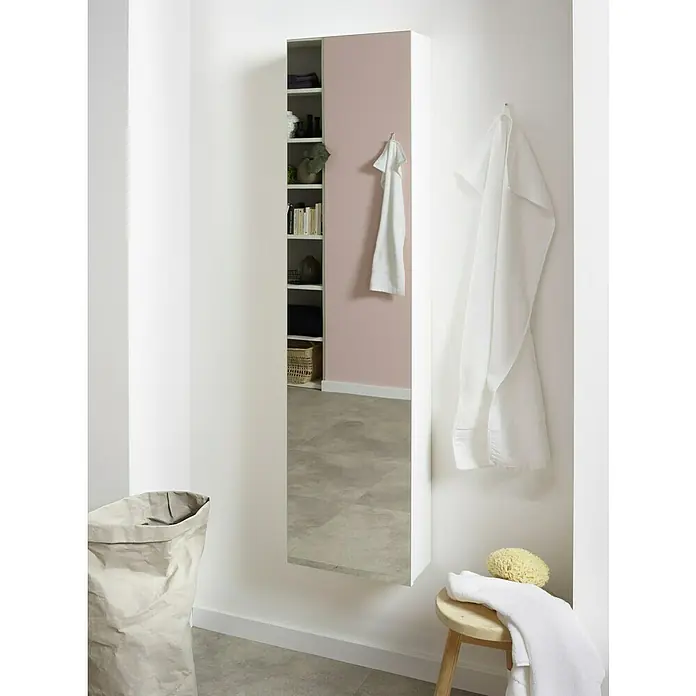 Riva Spiegel-Hochschrank Andy - 36 x 16,5 x 155 cm, Weiß - Ein schlanker Spiegelschrank in Weiß mit offenen Regalen und Handtüchern im Badezimmer. Praktische Badmöbel für kleine Räume.