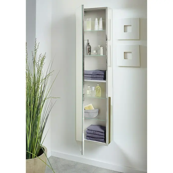Camargue Spiegel-Hochschrank Kubik - 36 x 16,5 x 155 cm - Schlanker Spiegelschrank mit Glasböden und verschiedenen Badutensilien, montiert an einer weißen Wand.