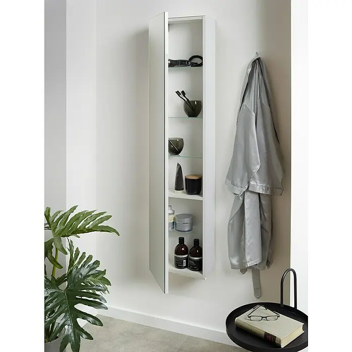 Camargue Spiegel-Hochschrank Orion - 31 x 16,5 x 147 cm, Weiß - Aufnahme eines hochformatigen, weißen Badezimmerschranks mit Glasböden, der an einer Wand befestigt ist und diverse Badutensilien enthält.