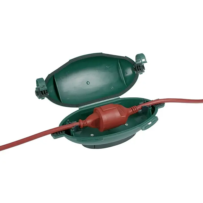 REV Safe-Box - Grün, IP44 - Eine grüne Outdoor-Steckdosenbox mit einem roten Stecker und Kabel. Die Box ist geöffnet und zeigt den Stecker im Inneren.