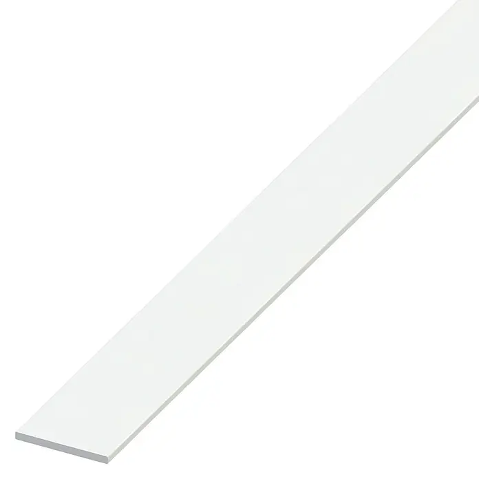 Kantoflex Flachprofil - Kunststoff, Weiß, L x B x S: 2.500 x 40 x 3 mm - Eine Nahaufnahme eines weißen, rechteckigen Flachleiste, ideal für Innenausbau und Dekoration, auf schwarzem Hintergrund.