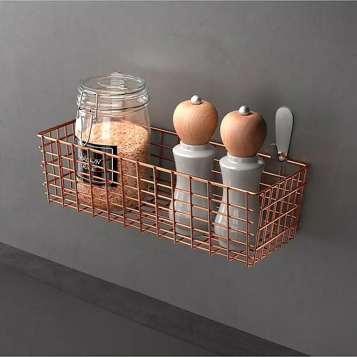Metaltex Allzweck-Korb Koala - L x B x H: 33 x 12 x 10 cm, Kupfer - Eine Nahaufnahme eines Kupferdrahtkorbs, der an einer grauen Wand befestigt ist und einen Glasbehälter Reis, Pfeffermühlen und einen Haken enthält.