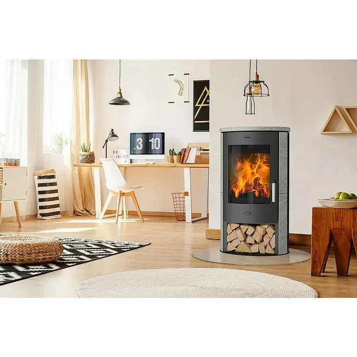Fireplace Kaminofen Trend - 6 kW, Raumheizvermögen: 108 m³, Material Verkleidung: Speckstein, Schwarz - Gemütliches Wohnzimmer mit einem modernen Kaminofen, der Wärme und Stil in den Raum bringt. Der Kamin ist ein echter Blickfang.