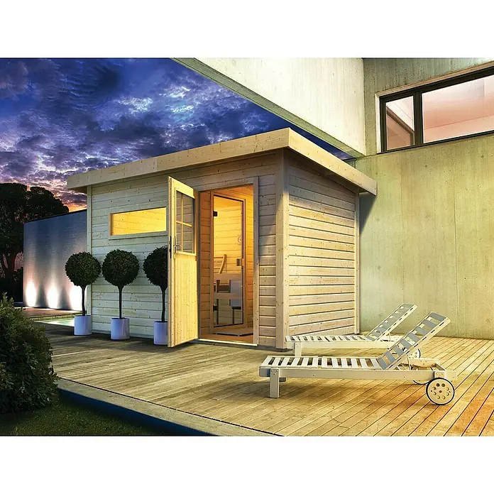 Karibu Saunahaus Suva 2 - Mit 9 kW Ofen mit externer Steuerung, Natur, L x B x H: 231 x 337 x 227 cm - Holzsauna im Freien mit Liegestühlen auf einer Holzterrasse vor einem modernen Haus bei Dämmerung.