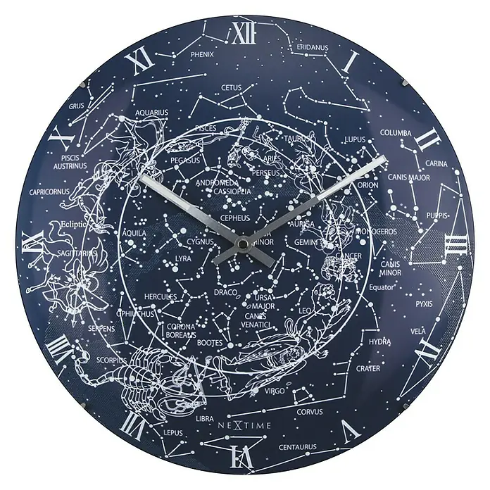 Wanduhr Milky Way Dome - Durchmesser: 35 cm, Blau/Weiß - Eine blaue Wanduhr mit Sternbildern und römischen Ziffern, die eine dekorative und astronomische Note verleiht.