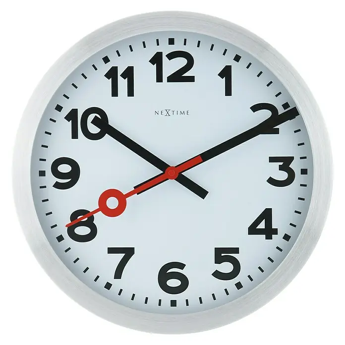 Wanduhr Station - Durchmesser: 35 cm, Weiß/Schwarz/Rot - Eine silberne Wanduhr mit schwarzem Zifferblatt und roten Zeigern, die die Zeit anzeigt.