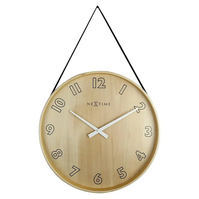 Wanduhr Loop Big - Durchmesser: 40 cm, Natur/Blau/Weiß - Eine runde Nextime Wanduhr aus Holz mit einer schwarzen Aufhängeschnur, weißen Zeigern und schwarzen Ziffern im modernen Stil.