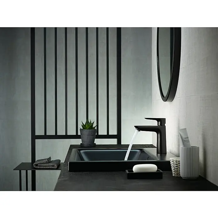 Hansgrohe Talis E Waschtischarmatur 110 - Schwarz, Matt - Elegantes Badezimmer-Waschbecken mit mattschwarzer Armatur, fließendem Wasser und stilvollem Design. Moderne Badgestaltung mit Fokus auf Armatur und Waschbecken.