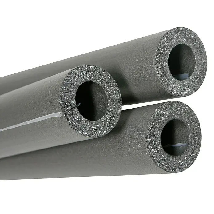 Thermaflex ThermaGo PE-Rohrisolierung 22/20 - Durchmesser: 22 mm, Dämmstärke: 20 mm, Selbstklebend, Länge: 1 m - Nahaufnahme von drei grauen Rohrisolierungen mit Aussparungen, die übereinander gestapelt sind, ideal für die Wärmeisolierung von Rohren.