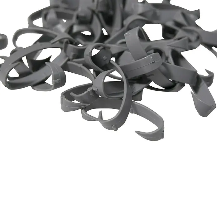 Thermaflex Clip de fijación - Plástico, Gris, 50 ud. - Primer plano de una pila de bridas de plástico grises, que ofrecen un aspecto limpio y organizado para soluciones de gestión de cables.