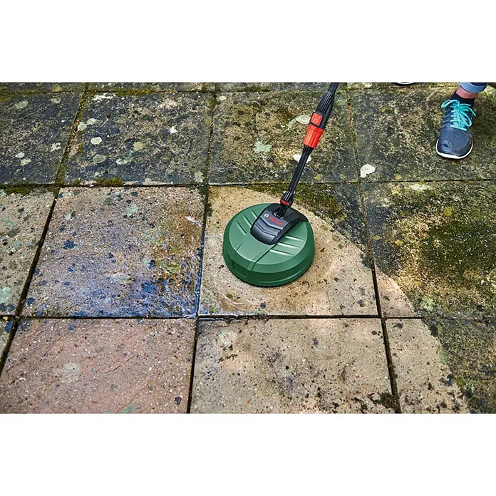 Bosch Limpiadora de terrazas Multi Aquasurf 250 - Diámetro: 250 mm, Específico para: Hidrolimpiadoras Bosch Aquatak - El limpiador de patios Bosch en acción, eliminando suciedad y escombros de las losas, demostrando su poder de limpieza y eficiencia.