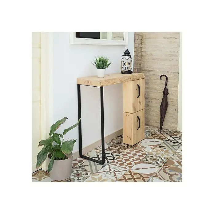 Rei Pata para muebles rectangular - L x An x Al: 4 x 38,5 x 85 cm, Capacidad de carga: 150 kg, Acero, Negro - Una mesa de madera con patas de metal y cajones, decorada con plantas y una linterna, se alza sobre un suelo de baldosas ornamentado.