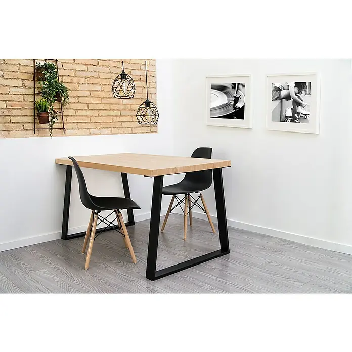 Rei Pata para muebles 916 - L x An x Al: 8 x 78 x 71,2 cm, Capacidad de carga: 250 kg, Acero - Un conjunto de comedor minimalista con una mesa de madera clara sobre patas de metal negro y dos sillas negras con patas de madera.