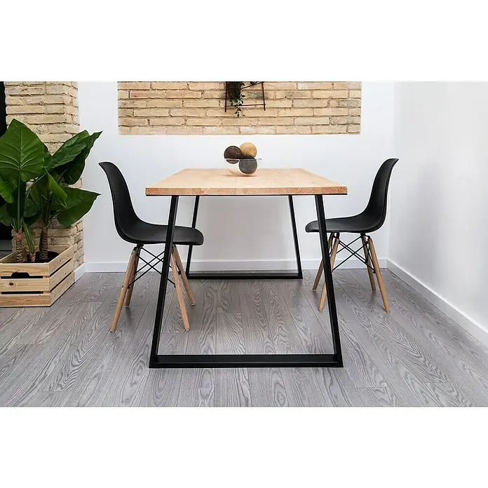 Rei Pata para muebles 916 - L x An x Al: 8 x 78 x 71,2 cm, Capacidad de carga: 250 kg, Acero - Conjunto de mesa de comedor de madera clara con un diseño elegante y moderno, acentuado por patas de metal negro y sillas a juego, creando un ambiente elegante.