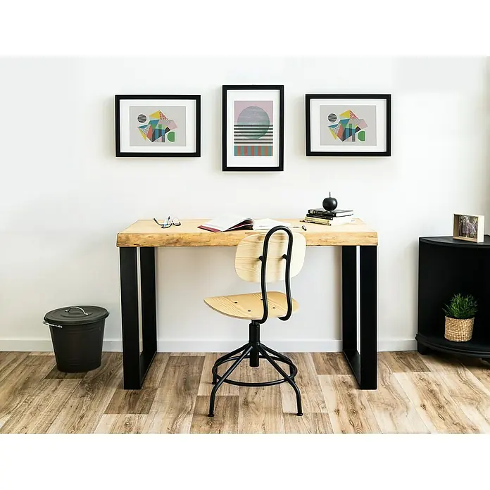 Rei Pata para muebles 913 - L x An x Al: 8 x 58 x 71,2 cm, Capacidad de carga: 250 kg, Acero - Un espacio de oficina en casa con un escritorio de madera rústica con patas metálicas negras, silla giratoria y láminas artísticas colgadas en la pared.