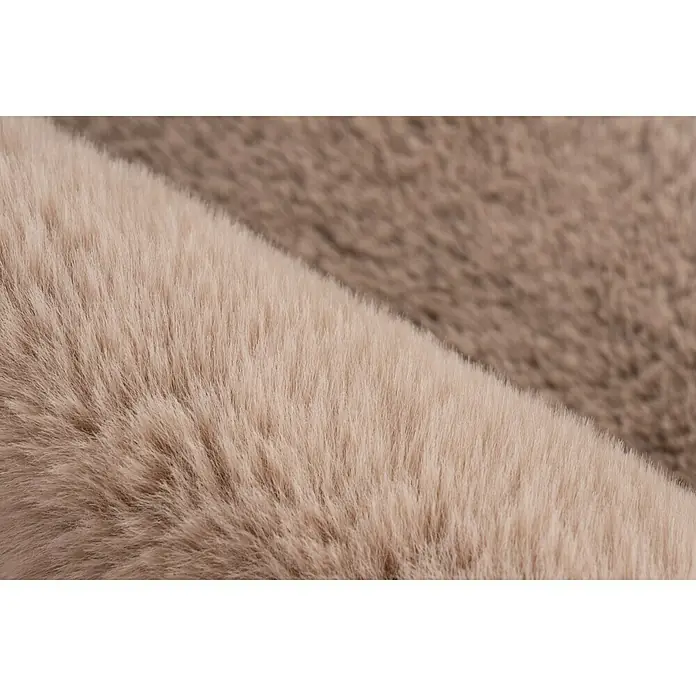 Badteppich Happy - 40 x 60 cm, Taupe, 100% Polyester - Nahaufnahme einer beigen und braunen Felltextur, die Weichheit und Komfort für ein gemütliches Produkt wie ein Haustierbett verspricht.