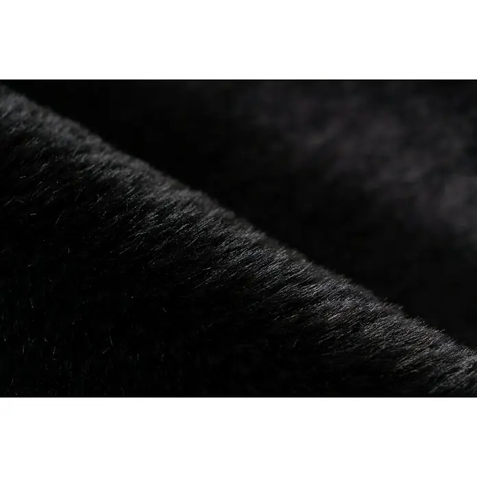 Badteppich Happy - 60 x 40 cm, Naturmaterialien, Schwarz - Detailaufnahme eines schwarzen Kunstfellstoffs. Das Material ist weich und flauschig und eignet sich ideal für Winterbekleidung.