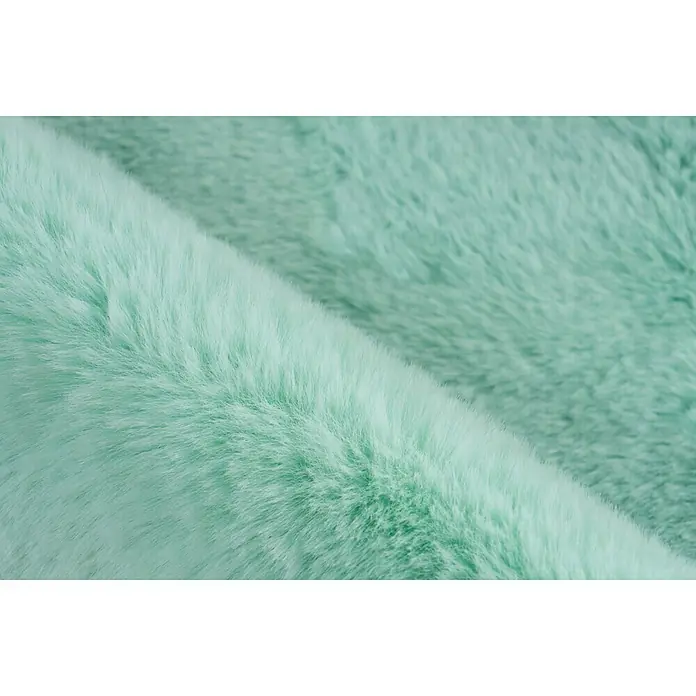 Badteppich Happy - 67 x 110 cm, Mint, 100% Polyester - Nahaufnahme von türkisfarbenem Kunstfellstoff, der eine weiche und luxuriöse Textur für Mode- und Heimdekorprojekte bietet.