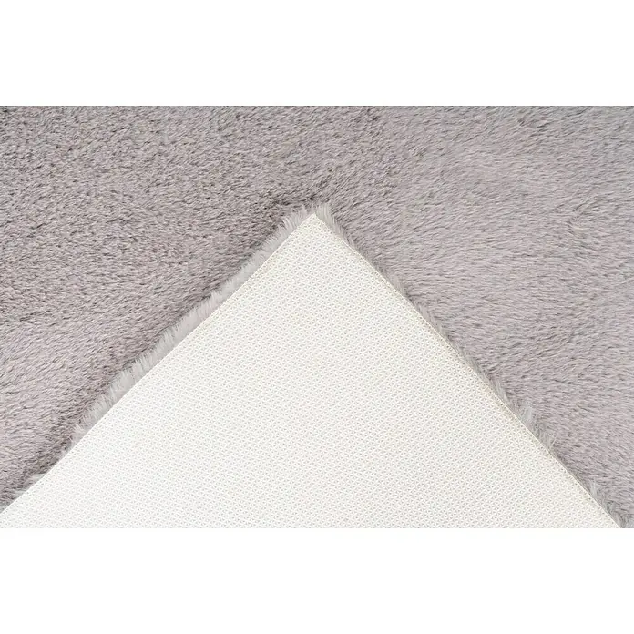 Badteppich Happy - 40 x 60 cm, Silber, 100% Polyester - Nahaufnahme eines grauen, hochflorigen Shaggy-Teppichs, der weich und einladend wirkt. Die Rückseite des Teppichs ist mit einer rutschfesten Beschichtung versehen.