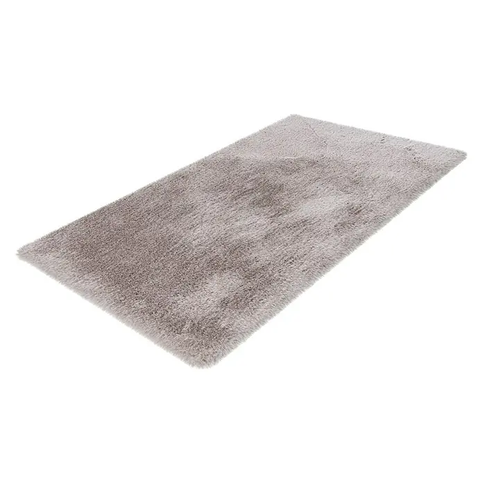 Badteppich Happy - 50 x 90 cm, Silber, 100% Polyester - Ein rechteckiger, grauer, hochfloriger Teppich liegt auf einem weißen Untergrund. Das weiche Material lädt zum Verweilen ein.