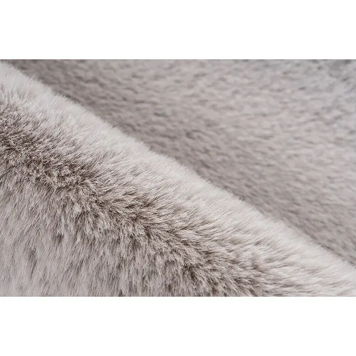 Badteppich Happy - 67 x 110 cm, Silber, 100% Polyester - Nahaufnahme eines weichen, grauen Kunstfellstoffs, der sich ideal für kuschelige Wohnaccessoires und stilvolle Bekleidung eignet.
