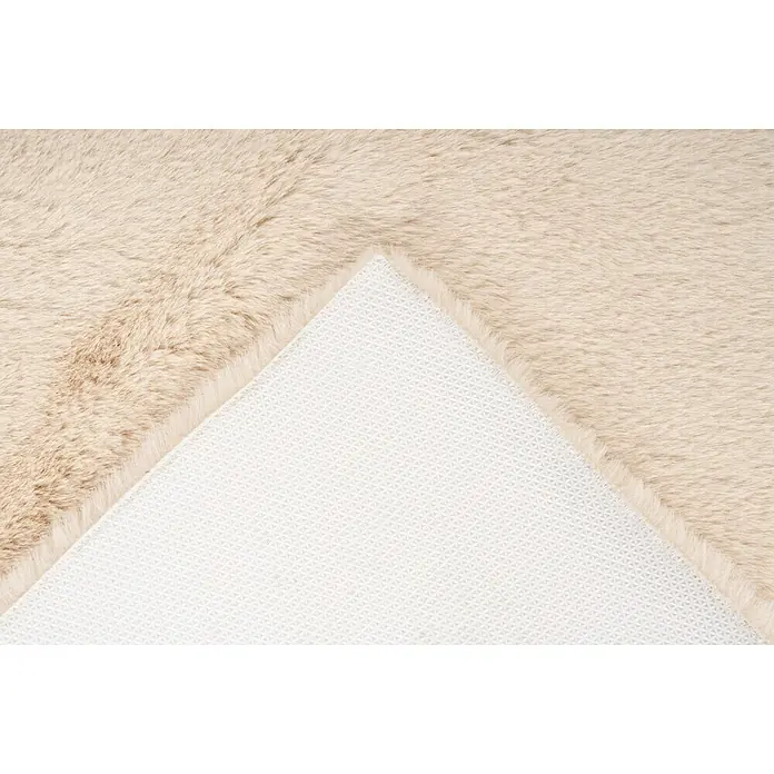 Badteppich Happy67 x 110 cm, Beige, 100% Polyester - Nahaufnahme eines beigefarbenen Teppichs mit weicher Textur und rutschfester Unterseite. Ideal, um jedem Raum Wärme und Komfort zu verleihen.