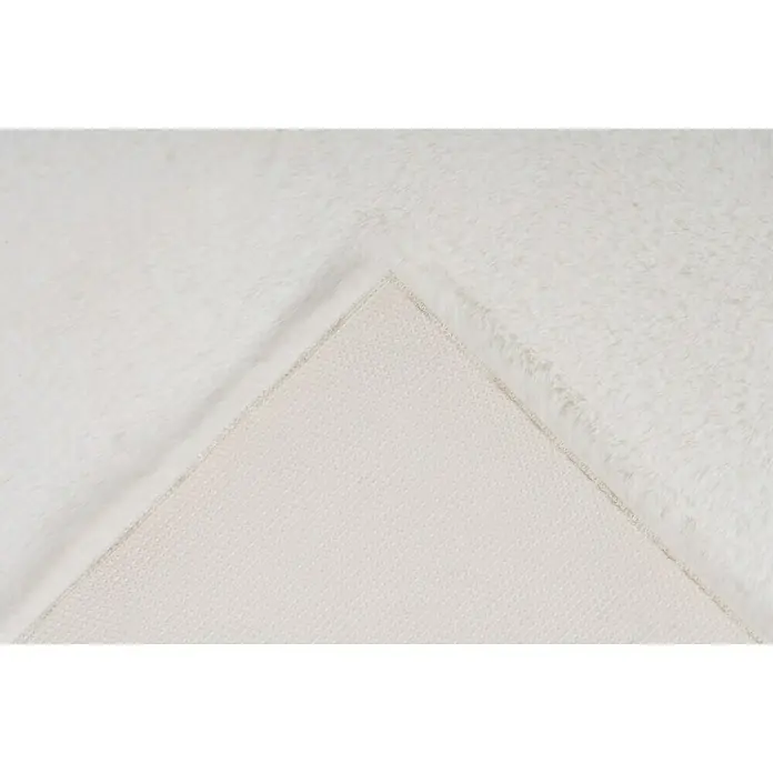 Badteppich Happy - 40 x 60 cm, Weiß, 100% Polyester - Detailaufnahme eines weißen Teppichs, der die Textur und die Unterseite des Teppichs zeigt.
