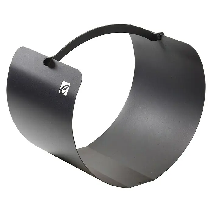 Holzkorb Luna - L x B x H: 40,5 x 29,5 x 38 cm, Stahl, Schwarz - Nahaufnahme eines grauen Metallarmreifs mit einem ungewöhnlichen Design, das die minimalistische Ästhetik und moderne Handwerkskunst hervorhebt.