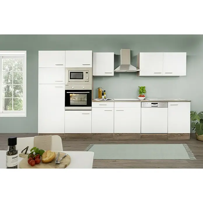 Respekta Küchenzeile Oliver - Breite: 340 cm, Weiß, Mit Elektrogeräten - Helle Küche mit weißen Schränken, Edelstahlgeräten und einer hölzernen Arbeitsplatte, die eine moderne und funktionale Atmosphäre schafft.