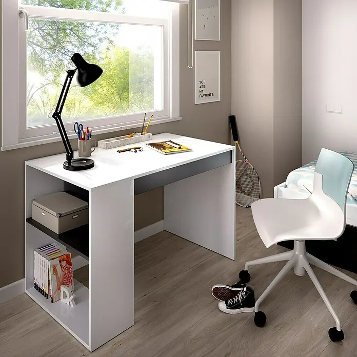 Globo Tischleuchte Famous - 40 W, Schwarz, Schwarz, E27 - Ein moderner Schreibtisch mit integriertem Regal, ideal für Arbeitszimmer oder Jugendzimmer, präsentiert in einer hellen Raumumgebung.