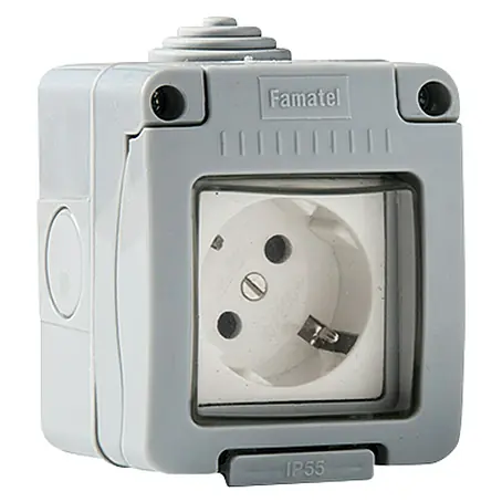 Famatel  Enchufe para estancias con humedad estanco
