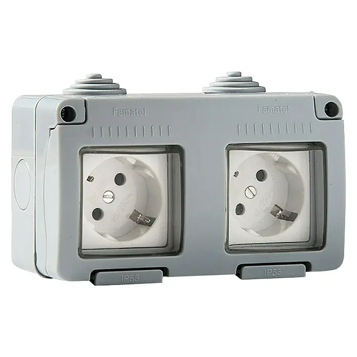 Famatel Enchufe para estancias con humedad estanco - Gris, x 2, Alineación de los mecanismos: Horizontal, Montaje en la pared, IP55 - Enchufe doble de Famatel, ideal para uso en exteriores. Clase de protección IP55 para protección contra agua y polvo.