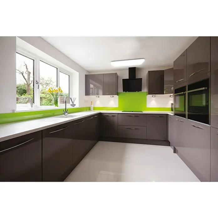 Luceco Plafón LED Luminaria - 24 W, Blanco, Largo: 60 cm - Cocina moderna con armarios marrones brillantes, encimeras de cuarzo y toques verdes para un espacio elegante y funcional.