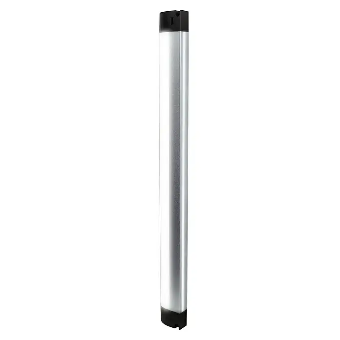Luceco Lámpara LED bajo mueble con sensor - 12,5 W, Sensor de movimiento, L x An x Al: 60 x 1,95 x 4,59 cm, Plateado - Primer plano de una luz LED hexagonal alargada con un tapón negro, que muestra un diseño elegante y moderno para aplicaciones de iluminación.