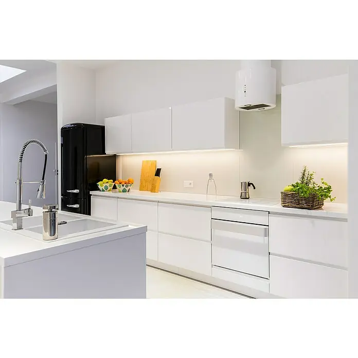 Luceco Panel LED de extensión - 8 W, Color de luz: Blanco cálido, L x An: 0,62 x 30 cm - Cocina moderna y minimalista en blanco con detalles en negro. El bloque de cocina ofrece mucho espacio de almacenamiento y un diseño limpio.