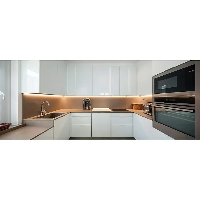 Luceco Panel LED de extensión - 8 W, Color de luz: Blanco cálido, L x An: 0,62 x 30 cm - Cocina moderna con armarios blancos, encimeras de piedra y electrodomésticos integrados como microondas y horno.