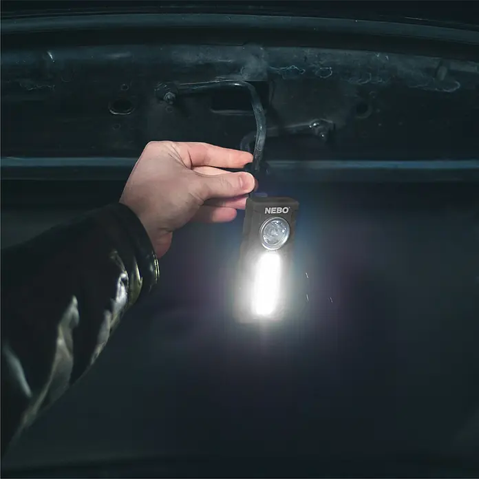 Nebo Tools Linterna Tino - 3 x 5 x 10 cm, 300 lm - Luz de inspección NEBO: Sujeta con una mano, brillando intensamente bajo una superficie oscura, ideal para inspecciones.