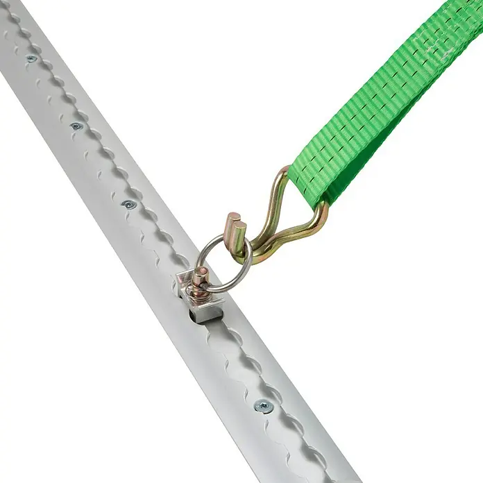 Conacord Zurrschiene - Länge: 60 cm - Ein Ladesicherungssystem mit einer Schiene, einem Befestigungselement und einem grünen Gurtband für sicheren Transport.