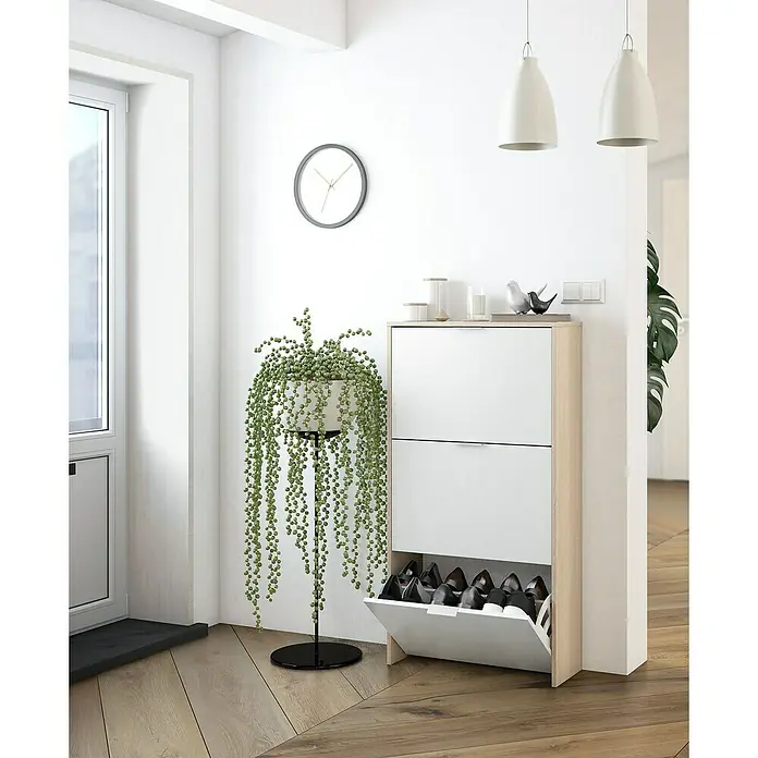 Zapatero Trine - L x An x Al: 22 x 60 x 113 cm, Natural/Blanco - Un elegante zapatero blanco con aspecto de madera y compartimentos abatibles, perfecto para guardar los zapatos de forma ordenada en el pasillo.