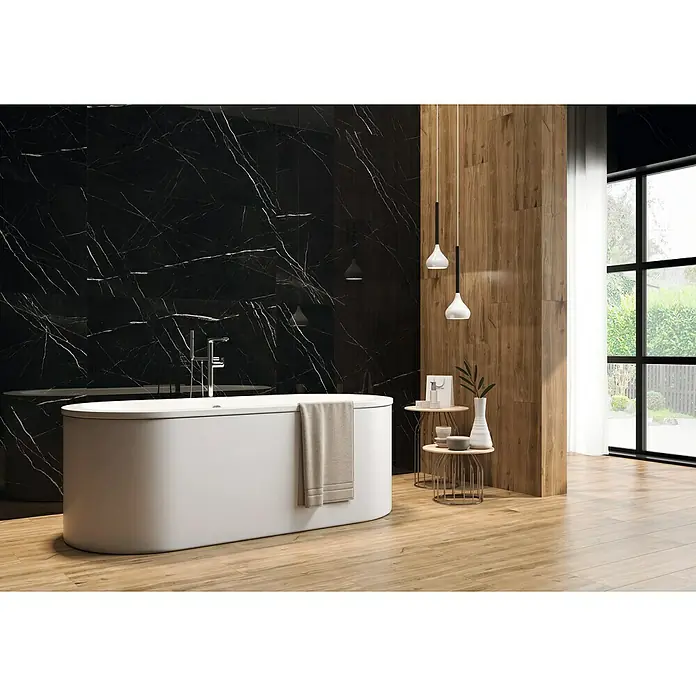 Pavimento porcelánico Selva - 22,5 x 119,5 cm, Beige, Rectificado, Mate - Elegante baño con bañera exenta y pared de mármol negro. Lámparas colgantes elegantes y suelo de madera complementan el ambiente lujoso.